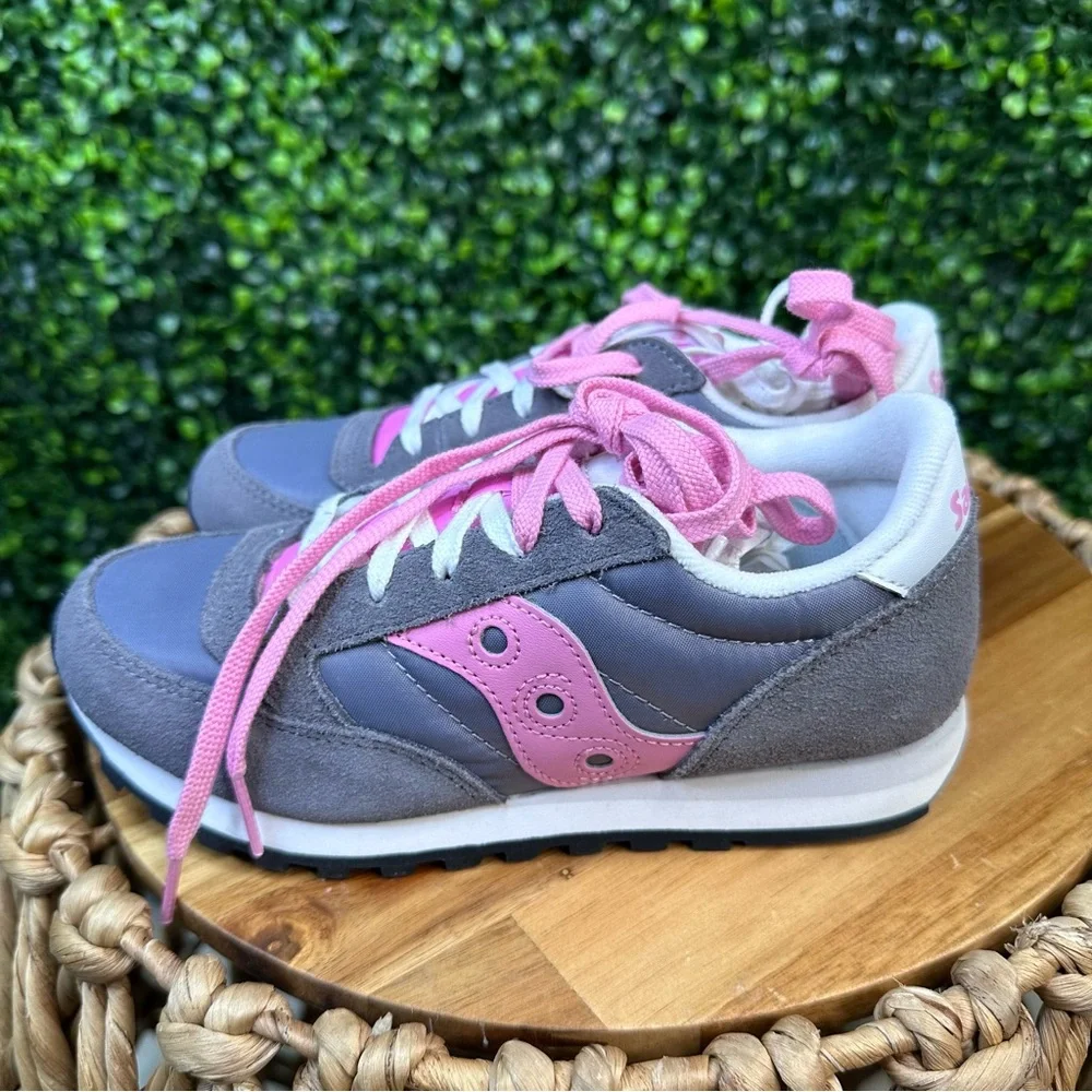 New‎ in box girls Saucony Pink and Gray Kids Sneakers size 2